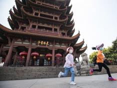 Niños con mascarillas en Wuhan