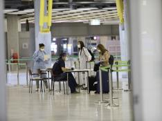 Varios pasajeros llegan al aeropuerto de Barajas procedentes de Colombia este sabado en Madrid.
