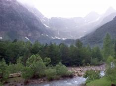 El valle de Pineta, rodeado de grandes moles y atravesado por el Cinca.