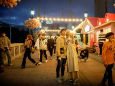 Una pareja se toma un selfi en un centro de ocio de Seúl.