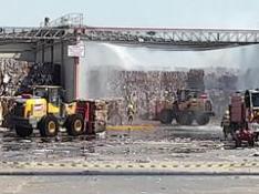 Sofocado el incendio en una celda de almacenaje de papel de la empresa Saica en Zaragoza
