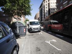 Una furgoneta en doble fila bloquea el paso por el ciclocarril de la avenida de Pablo Gargallo.