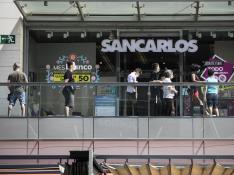 El centro comercial de Puerto Venecia en Zaragoza ha registrado este sábado una gran afluencia de ciudadanos