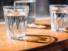 A partir de 2021, bares y restaurantes deberán ofrecer agua del grifo en vez de embotellada.