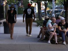 Gente en una calle de Nueva York este sábado.