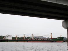 Vista del buque de carga que colisionó contra el puente del ferrocarril sobre el río Chagres en el Canal de Panamá.