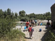Grupos de bañistas en Peñaflor (Zaragoza) este domingo, 28 de junio.