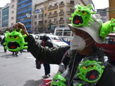 El ingenio boliviano para subsistir convierte en títere al coronavirus