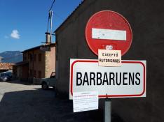 Un cartel a la entrada del pueblo de Barbaruens recuerda la obligación de llevar mascarilla, aunque sea en espacios al aire libre.