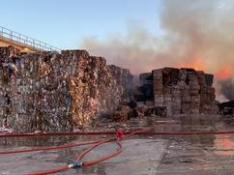 Los bomberos intervienen en un incendio en la planta de Saica en El Burgo de Ebro