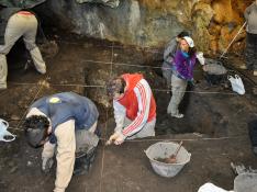 Trabajos de excavación en la cueva de Els Trocs.