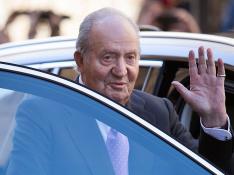 Juan Carlos I se despide de los ciudadanos tras asistir a la tradicional misa de Domingo de Resurreción en Palma en 2018.