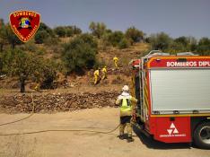 Los bomberos de la Diputación de Zaragoza en las labores de extinción del incendio en Almonacid de la Sierra.