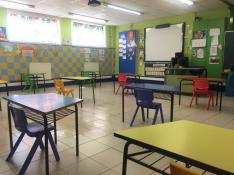 Aula de infantil del colegio concertado Sagrada Familia de Zaragoza con las mesas separadas para cumplir con las distancia física