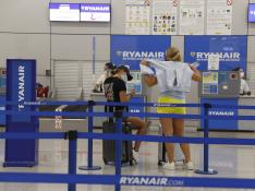 Dos jóvenes esperan a hacer el check in en la compañía Ryanair, este martes en el aeropuerto de Palma de Mallorca.