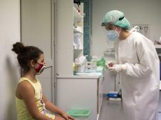 Una niña se somete a una prueba PCRen el centro de salud San José de Zaragoza.