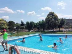 Actividad de aquafitness en la piscina de La Puebla de Castro en el mes de julio.