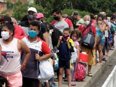Un grupo de venezolanos ingresa a su país este viernes caminando sobre el puente que une Cúcuta (Colombia) y San Antonio del Táchita (Venezuela).