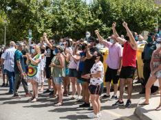Vecinos de Cadrete en Zaragoza protestando por la okupación ilegal del municipio y exigir más medidas de seguridad.