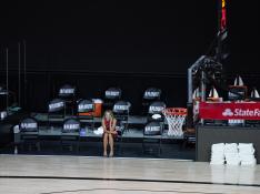 Una periodista en una cancha de baloncesto vacía en Lake Buena Vista, este miércoles en Estados Unidos.