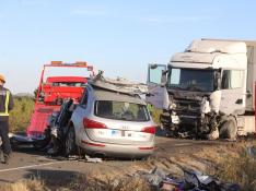 Tres personas han fallecido este jueves en un choque frontal de un camión y un turismo en la A-131, en Chalamera.