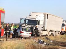 El camión chocó frontalmente con el coche en el que viajaban los tres fallecidos.