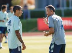 El entrenador de la selección española de fútbol, Luis Enrique (d) conversa con el centrocampista, Thiago Alcántara