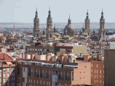 Vistas de la ciudad de Zaragoza con la basílica del Pilar al fondo. Recurso.