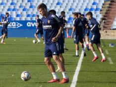 Carlos Vigaray, ayer, durante el entrenamiento del Real Zaragoza en La Romareda.