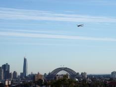 Un avión de Qantas sobrevuela Sidney.