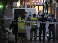 Levantamiento del cadáver encontrado en un trastero en la calle Corona de Aragón de Zaragoza