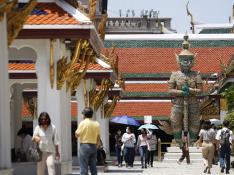 Imagen de turistas estos días en el gran palacio de Bangkok, en Tailandia.