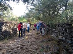 Visita de la artista Lucía Lorén y autoridades a los muros de Cheto en el valle de Rodellar