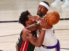 Jimmy Butler trata de evitar la defensa de Caldwell Pope, de los Lakers en el cuarto cuarto del partido.