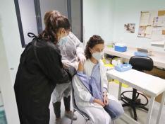 Personal sanitario vacunándose de la gripe en Zaragoza. Recurso