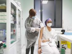 Personal sanitario vacunándose de la gripe en Zaragoza. gsc