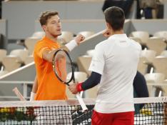 Carreño y Djokovic se saludan tras la victoria de este último en los cuartos de final de Roland Garros.