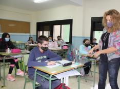 La directora de Grañén, Susana Paúles, muestra el kit contra el covid que tiene cada alumno.
