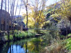 Camino natural del río Guadalaviar, a su paso por Albarracín.