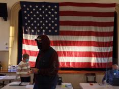 Un votante en un colegio electoral en Estados Unidos