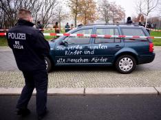 Un coche se estrella contra la oficina de la canciller alemana, Angela Merkel