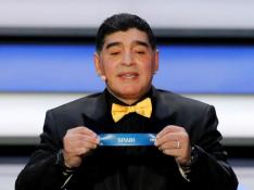 Maradona muestra la papeleta de España durante el sorteo del Mundial de Rusia 2018 que se celebra en el Palacio del Kremlin de Moscú, Rusia, el 1 de diciembre del 2017