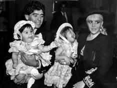 Maradona y su esposa, Claudia Villafane, con sus hijas, Giannina Dinora y Dalma Nerea, el día de su boda civil en Buenos Aires, el 7 de noviembre de 1989