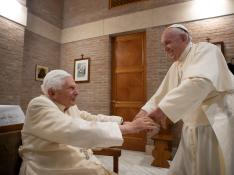 El papa Francisco y el pap emérito Benedicto XVI, durante el encuentro de este sábado, 28 de noviembre, después de la ceremonia de creación de los 13 nuevos cardenales.