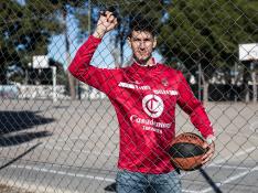 San Miguel posa con la pelota de baloncesto en el potrero del parque del Castillo Palomar en Zaragoza.