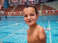 Ismail Zulfic, un niño bosnio de diez años que nació sin brazos, posa en la piscina durante un entrenamiento en Sarajevo (Bosnia-Herzegovina