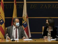 El presidente de la Diputación de Zaragoza, Juan Antonio Sánchez Quero, junto con la vicepresidenta de la institución, Teresa Ladrero