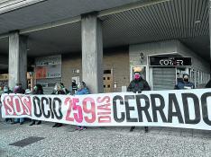 Protesta de los empresarios del ocio nocturno, ayer, frente a las Cortes.