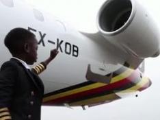 Con tan solo 7 años, un niño ugandés se pone a los mandos de un avión en prácticas
