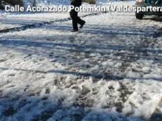 La nieve y el hielo dificultan la circulación en algunos barrios de Zaragoza
